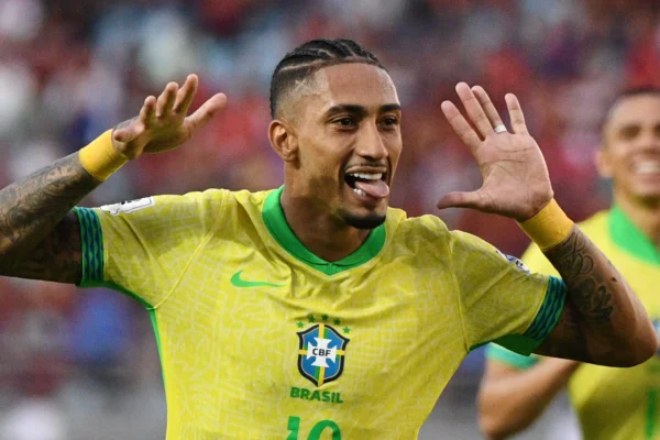 Raphinha avec le Brésil en action lors d’un match international avant sa blessure Barcelone