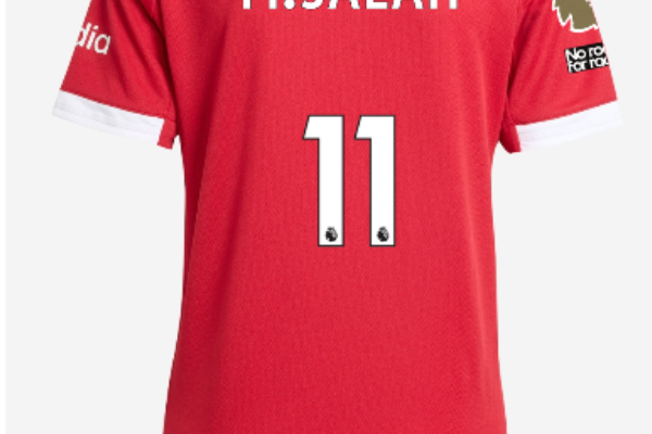 Le départ de Mohamed Salah quitte Liverpool laisse derrière lui un symbole fort : le numéro 11, devenu légendaire à Anfield.