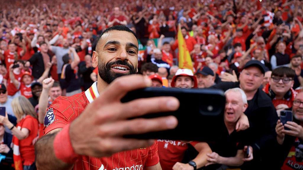 Mohamed Salah quitte Liverpool selfie avec les fans Anfield